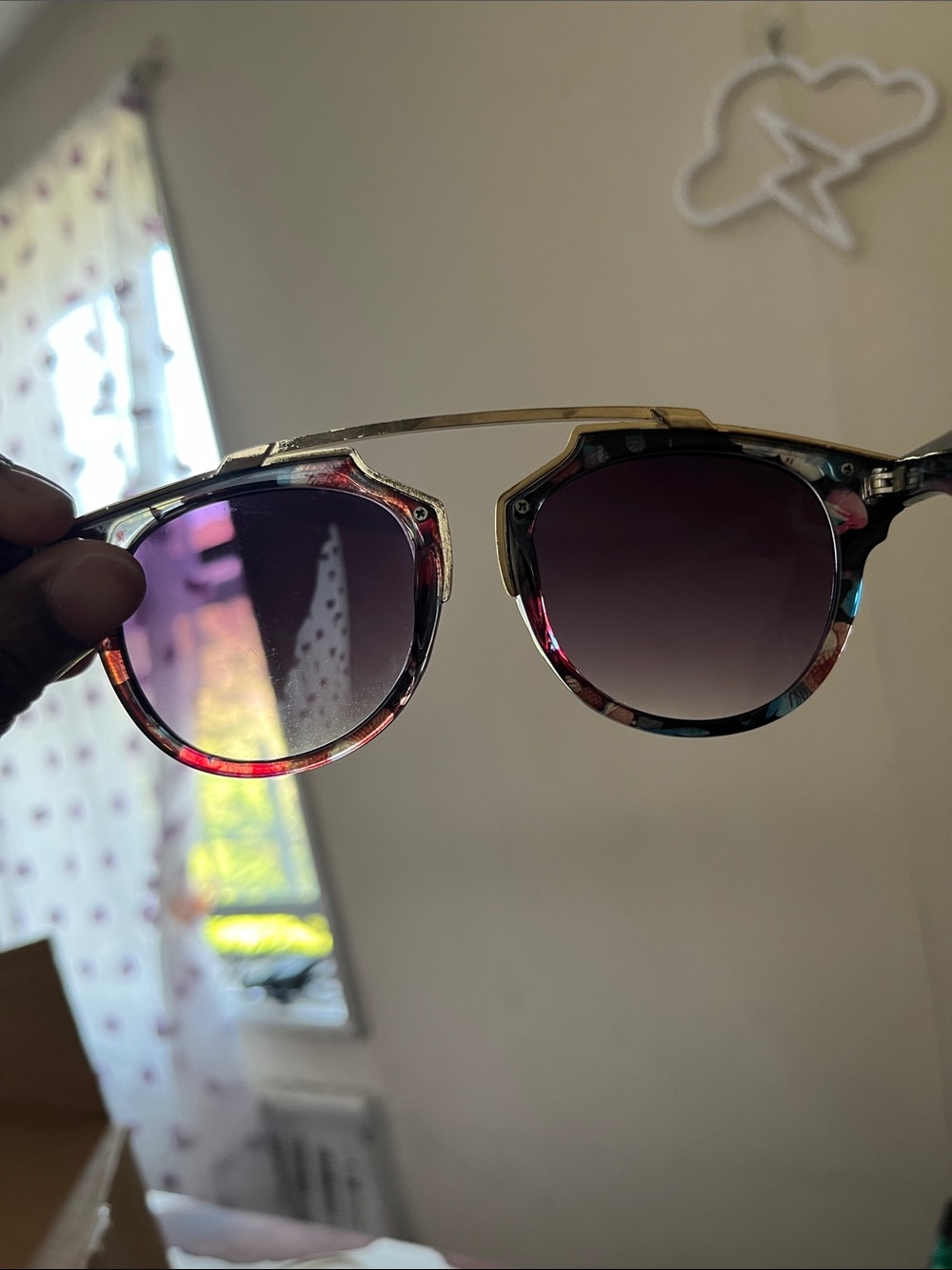 Modern Geometric Round Sunglasses with Gold Accents - Picture 2 of 4